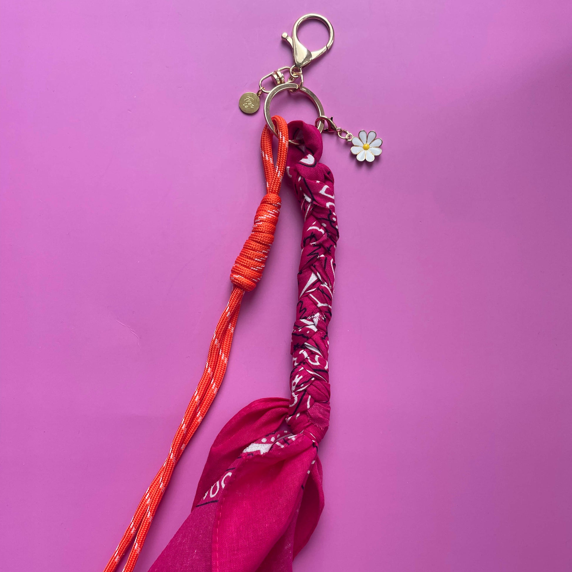 Bagchain in fuchsia en oranje bandana als kleurrijke tashanger of bag charm, perfect als trendy accessoire voor je tas.