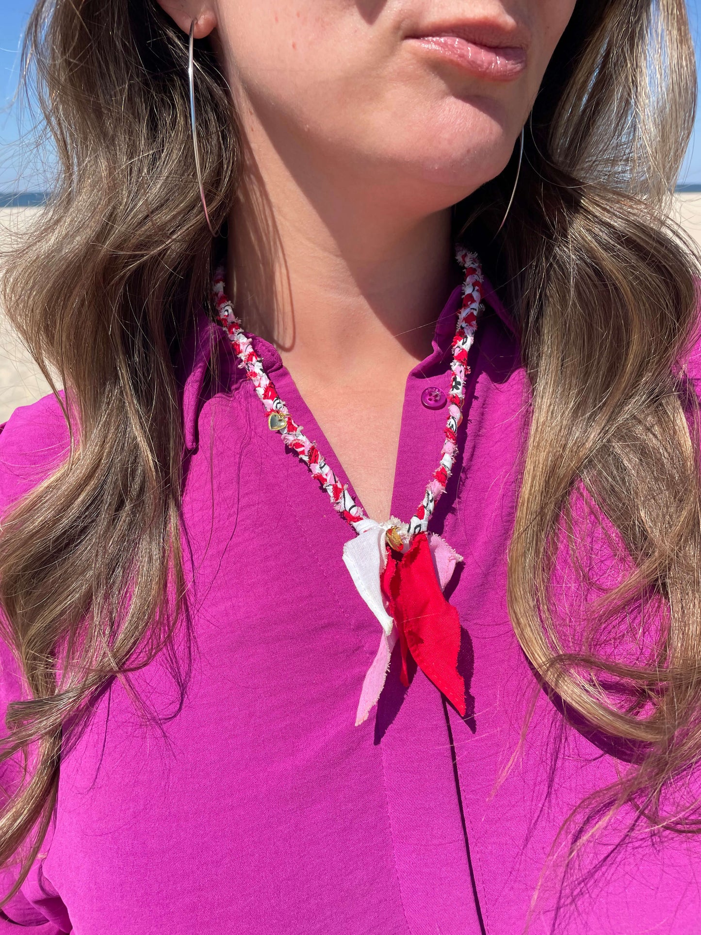 Stijlvolle bandana ketting met roze, rode en witte tinten en gouden bedels in hartvorm – perfect voor een opvallende en speelse uitstraling