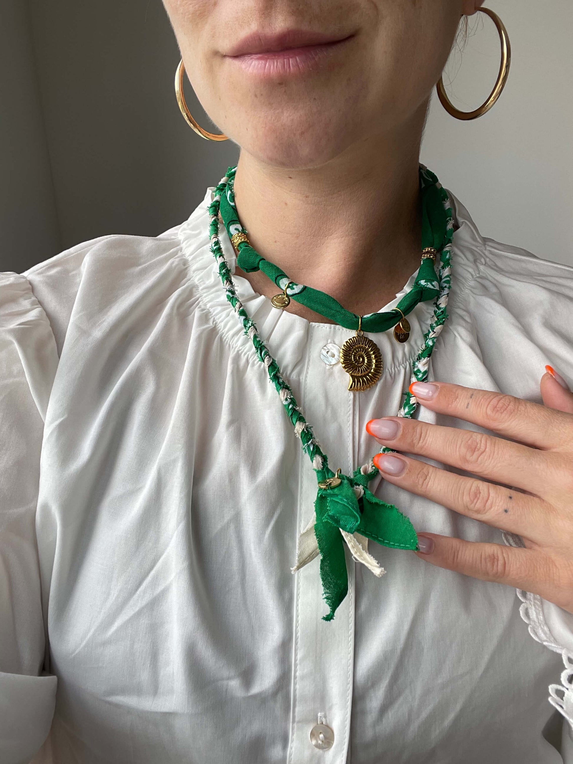 Combinatie van de bandana chocker ketting en ketting bandana gevlochten met gouden bedels