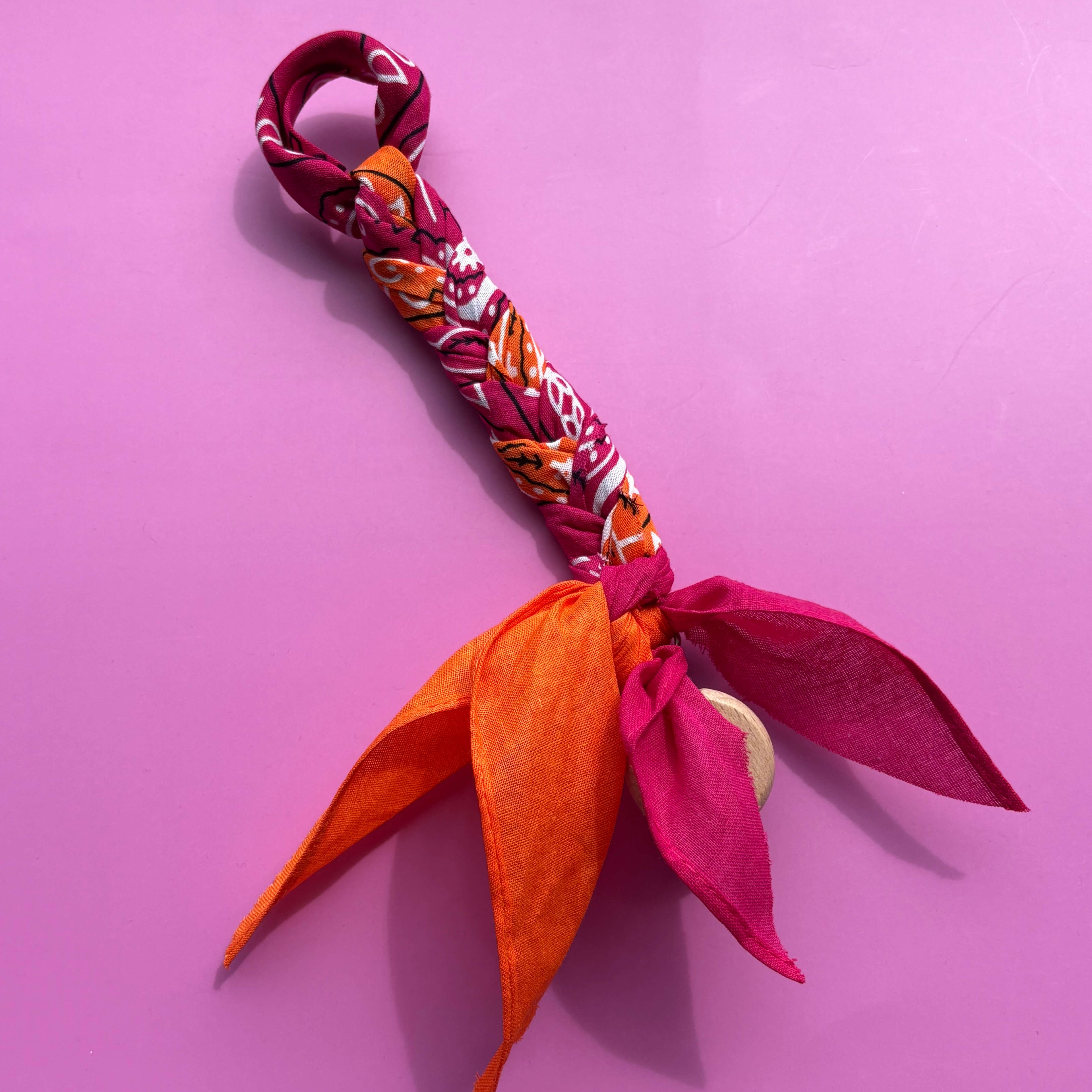 Speenkoord baby accessoire oranje en fuschia roze met houten bevestigingsclip