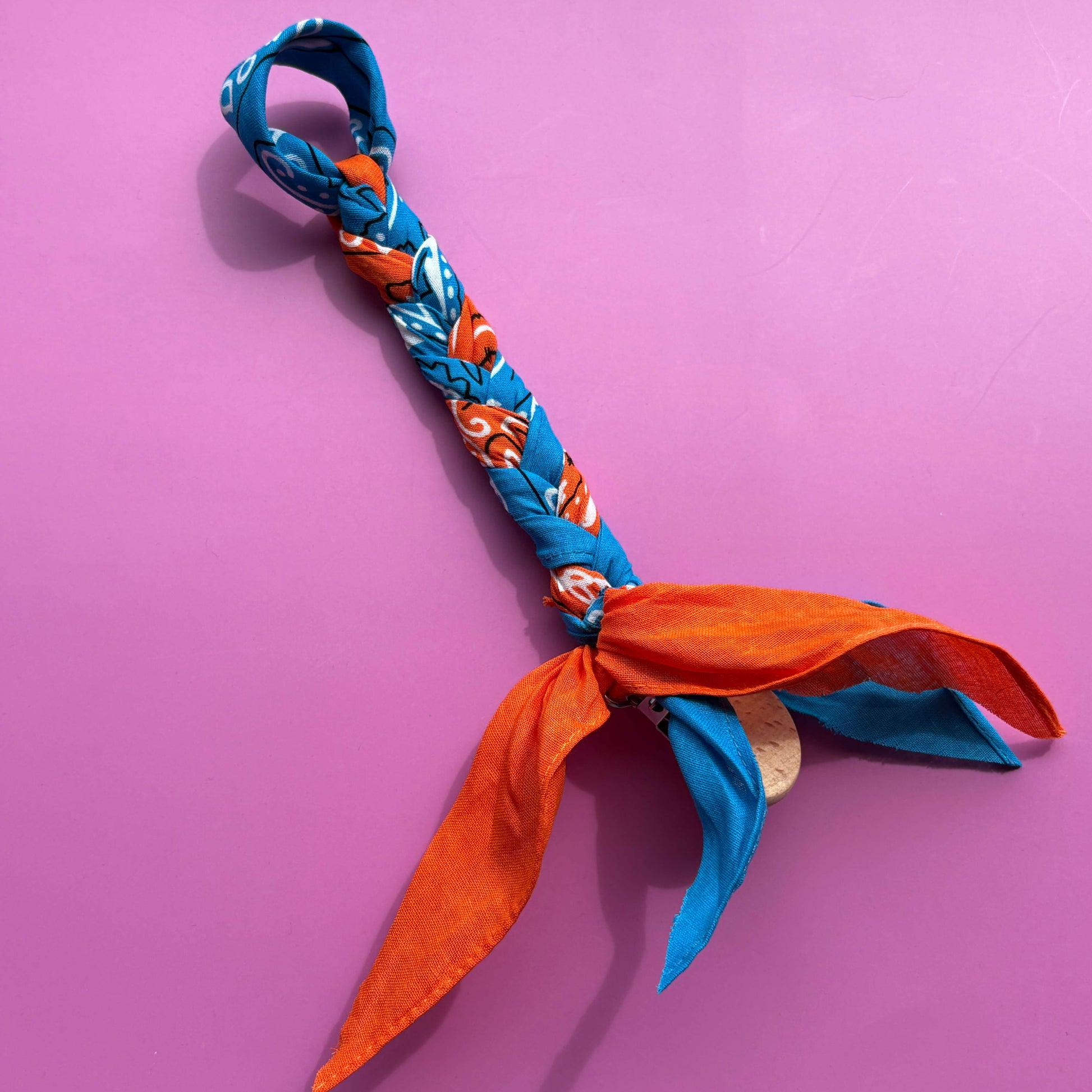 Baby accessoire speenkoord blauw met oranje en houten bevestiging