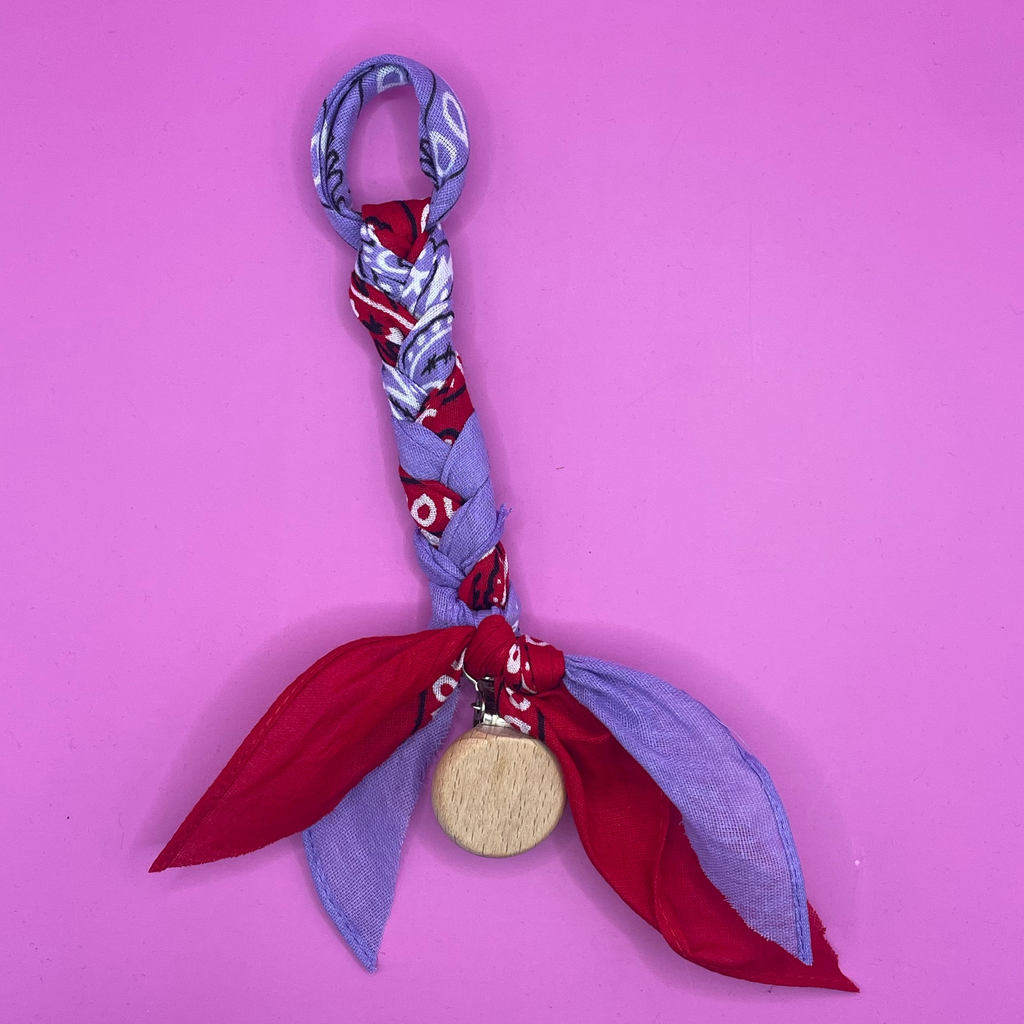 Speenkoord voor baby's van bandana stof met houten bevestigingsclip