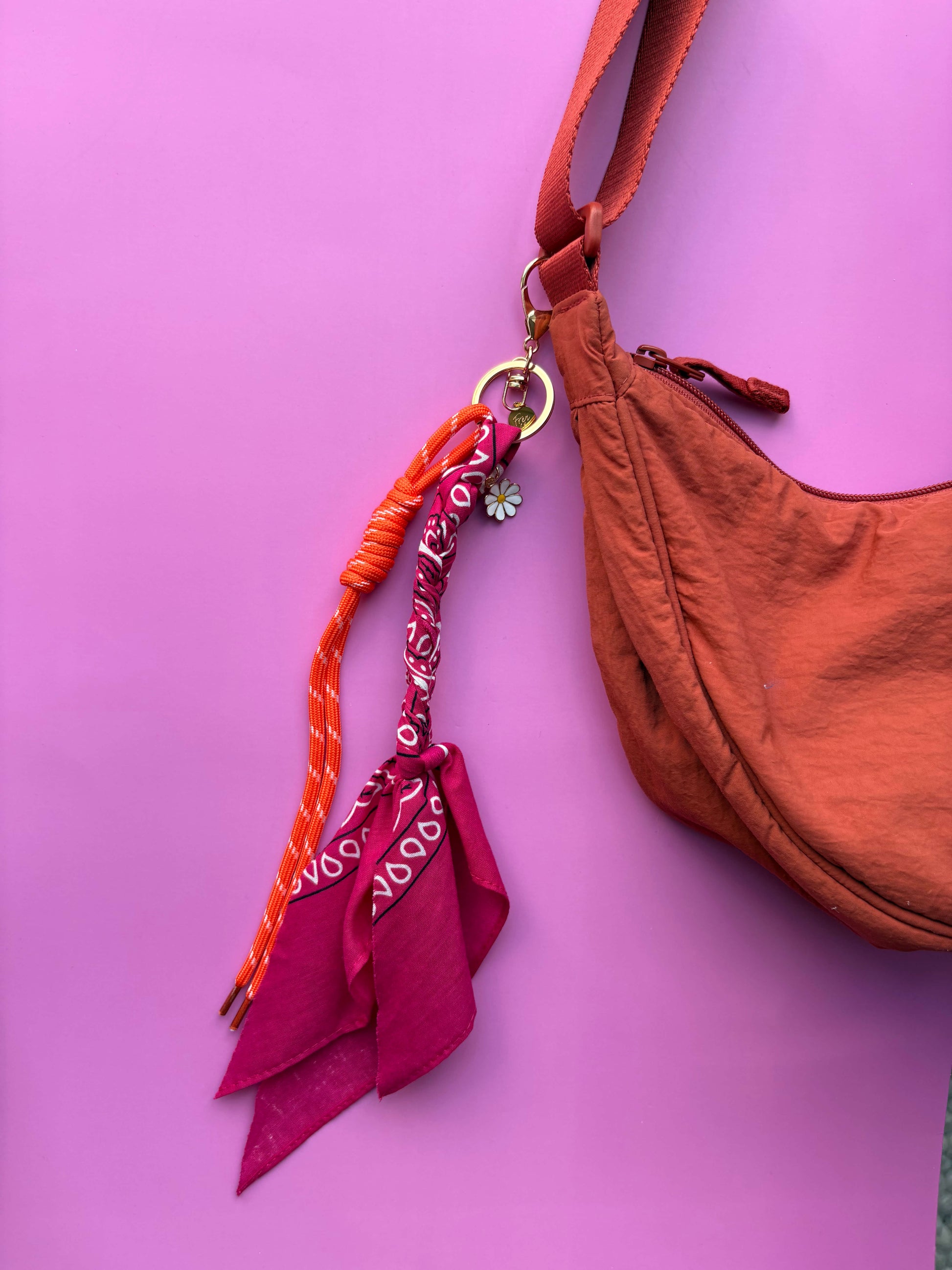 Trendy roze en oranje bag charm – kleurrijke bagchain accessoire voor aan iedere tas