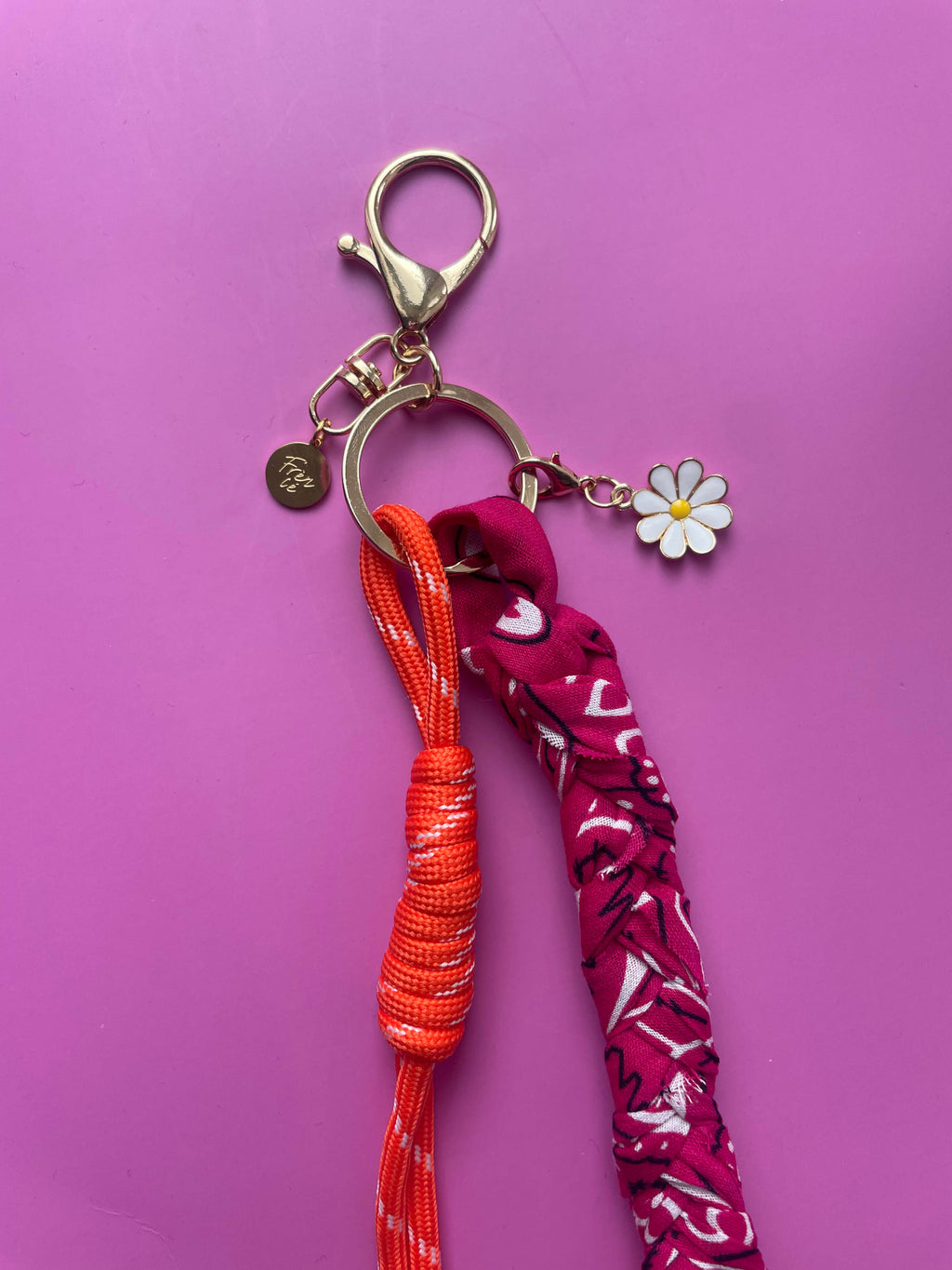 Bagchain in fuchsia en oranje bloemdesign als kleurrijke tashanger of bag charm, perfect als trendy accessoire voor je tas.