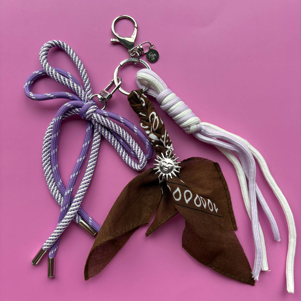 Bandana bagchain paars en bruin met strik en zilveren bedels