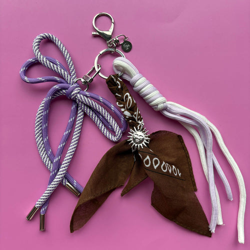 Bandana bagchain paars en bruin met strik en zilveren bedels