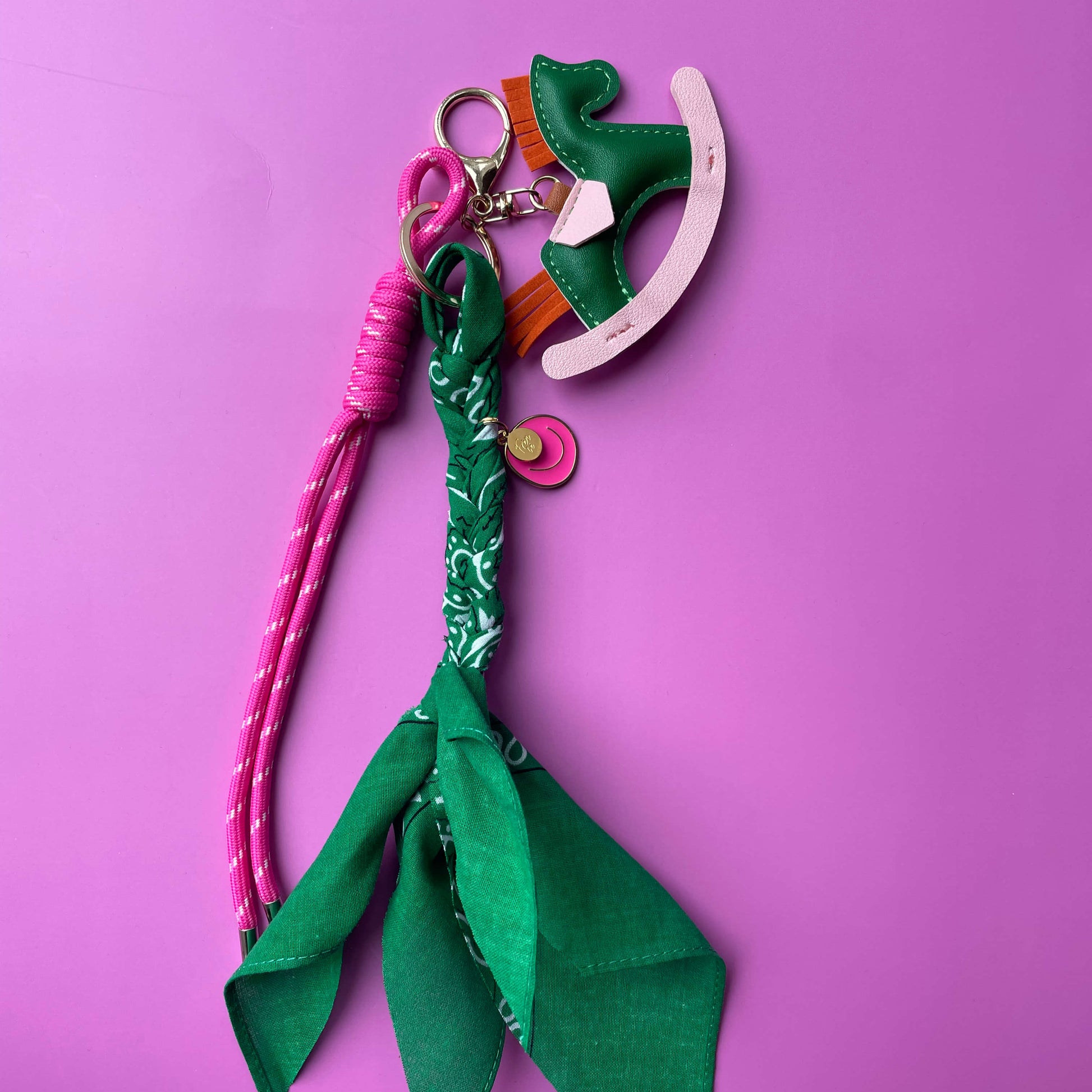 tashanger bagchain met bandana, roze en hermes inspired pony met bedels