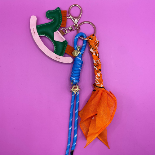 Bagchain tashanger gekleurd met bandana en pony detail hermes 
