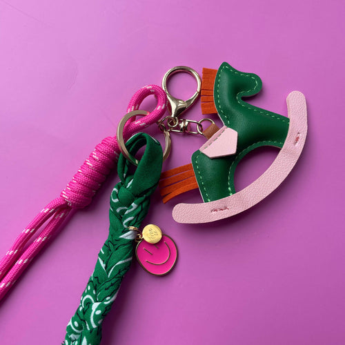 De trend van dit moment de bagchain of tashanger met hermes inspired pony, bedels en bandana details