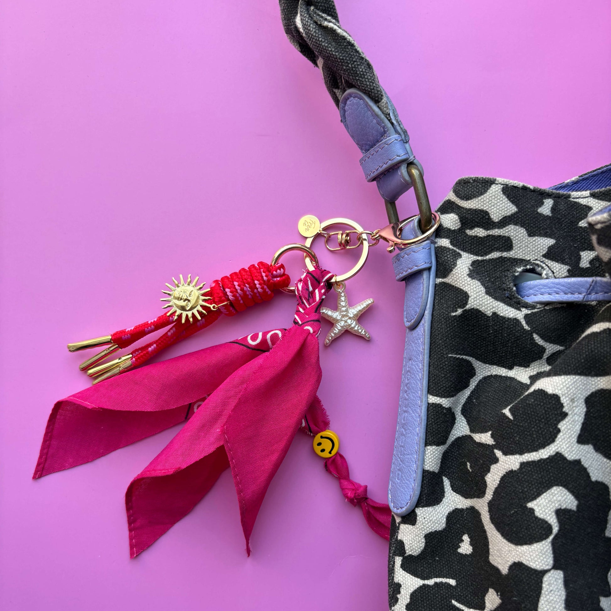 Bandana bagcharm roze en rood met gouden bedels