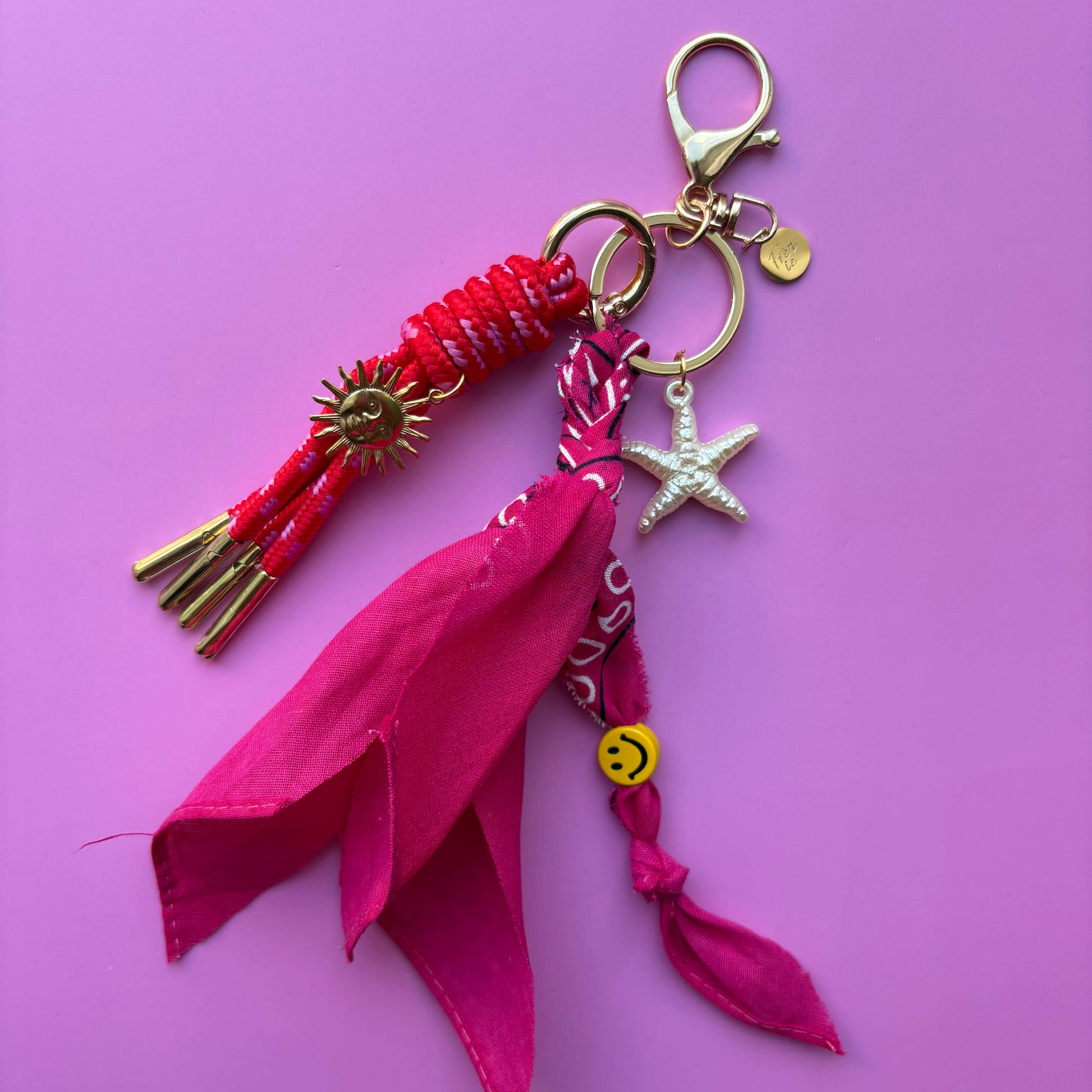 Bagchain in roze en rood, handtas accessoire met bandana-details”