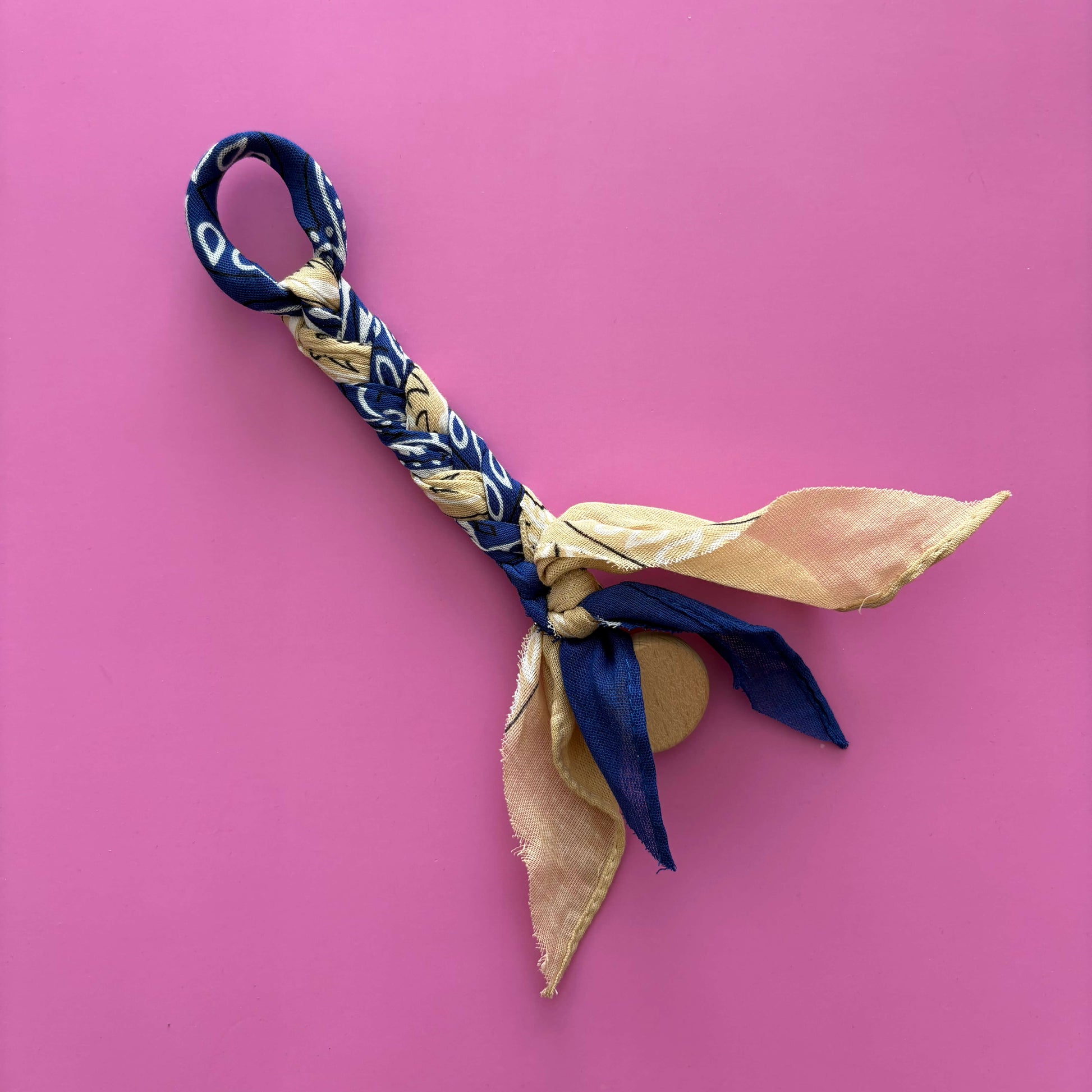 Baby accessoire speenkoord blauw en beige gevlochten met houten bevestigings clip