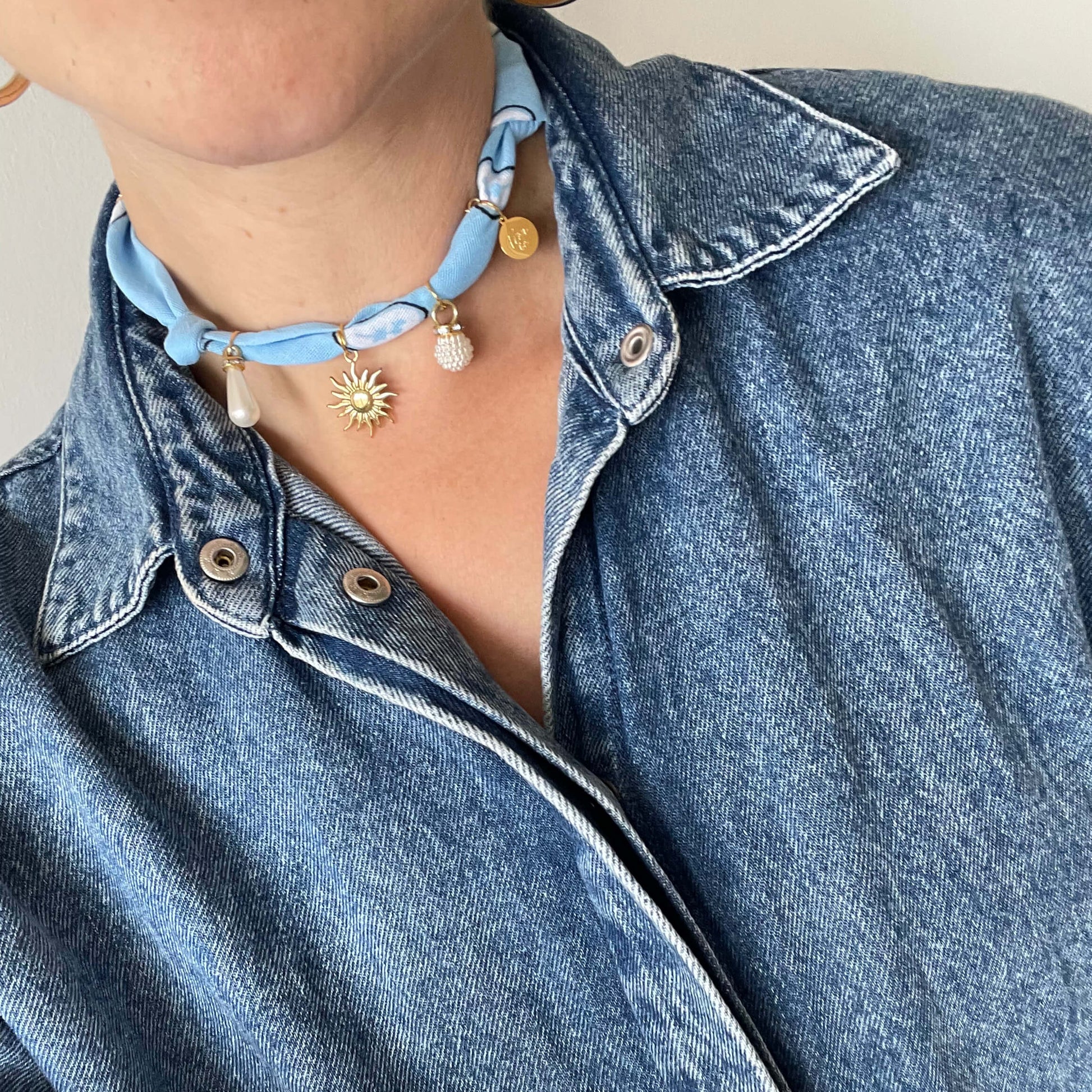 Handgemaakte bandana chocker ketting geknoopt lichtblauw met gouden bedels en parels