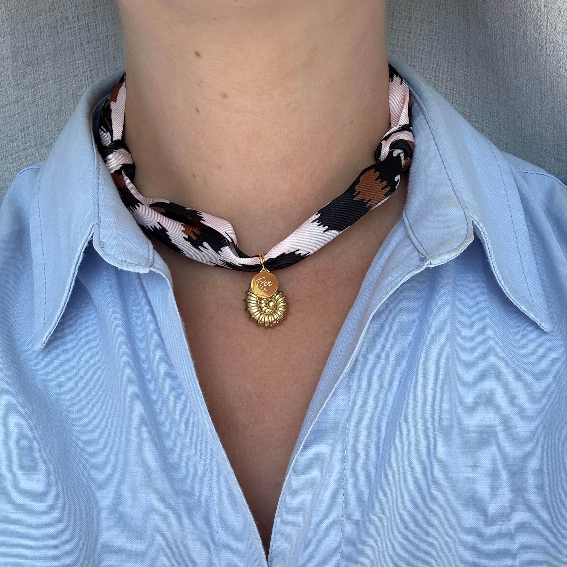 Handgemaakte bandana choker met panterprint en gouden zeester-bedel