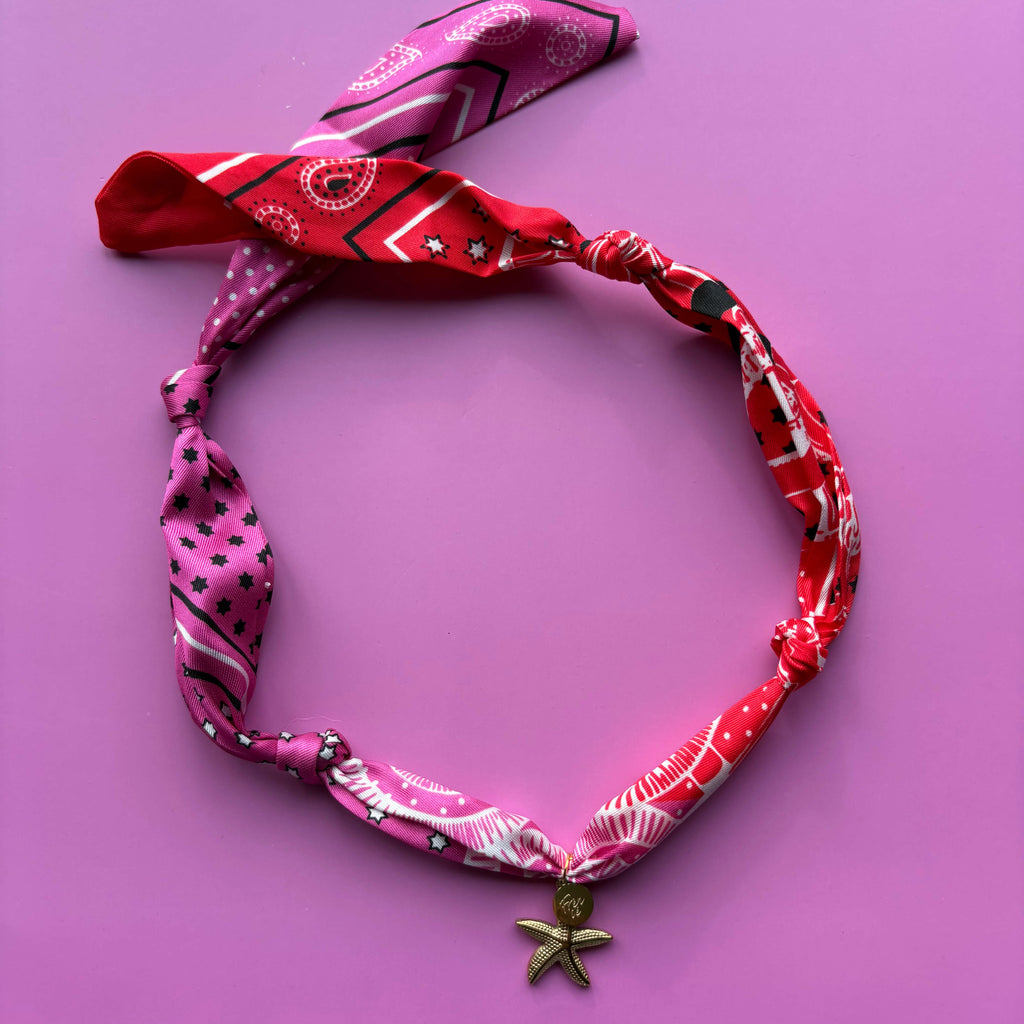 Bandana chocker sjaaltje rood roze met gouden bedels