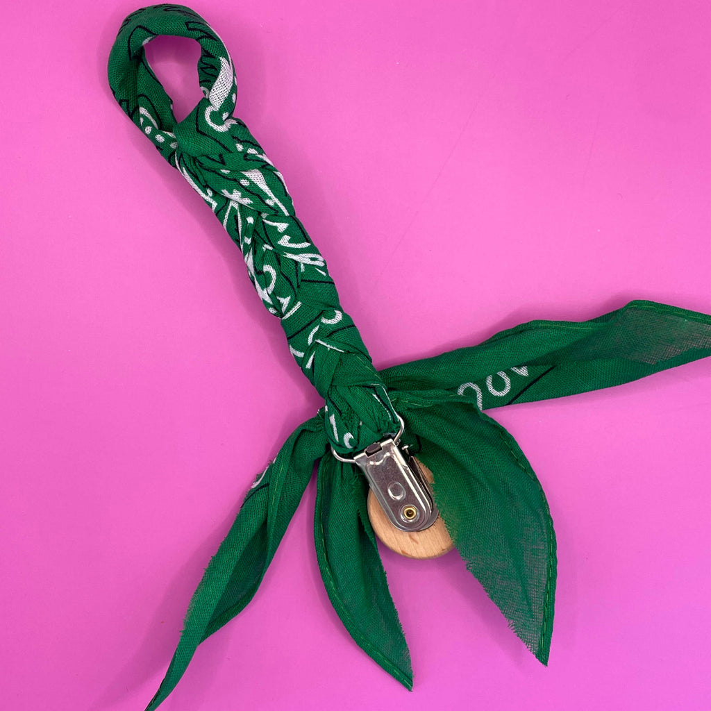 Handgemaakte gevlochten speenkoord baby bandana groen met houten bevestiging clip.