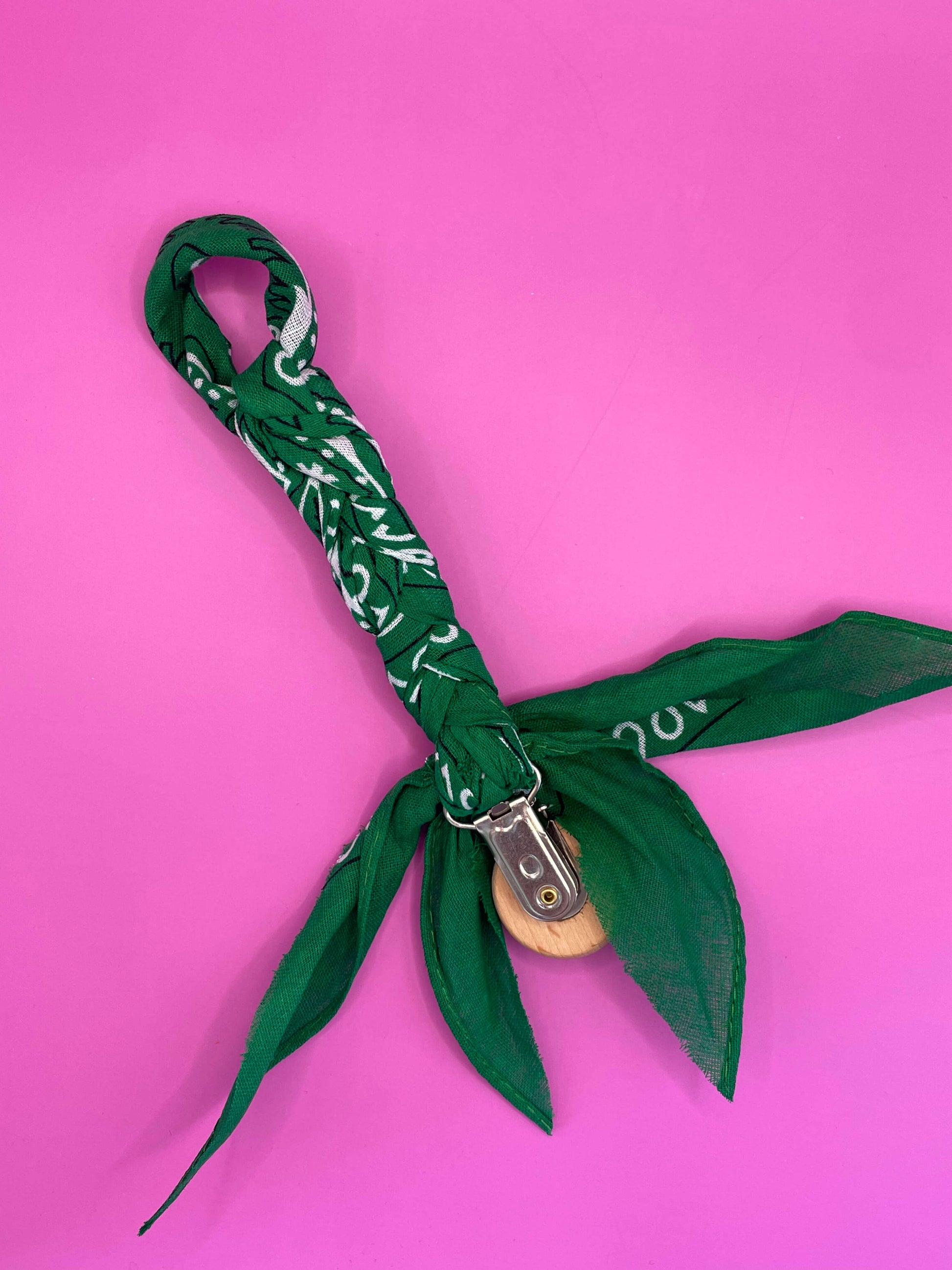 Handgemaakte gevlochten speenkoord baby bandana groen met houten bevestiging clip.