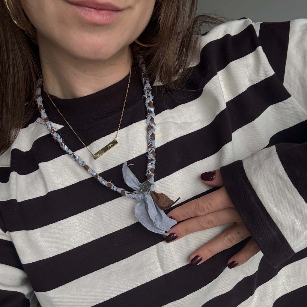 Gevlochten bandana ketting blauw en bruin met zilveren bedels