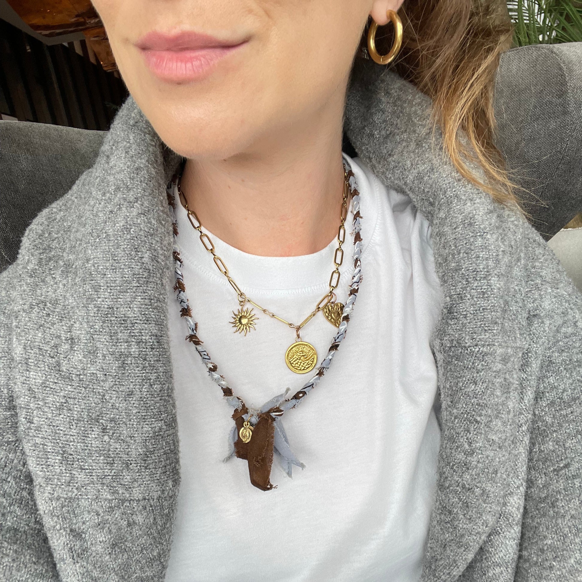 Handgemaakte gevlochten 100% katoenen bandana ketting blauw en bruin met gouden bedels