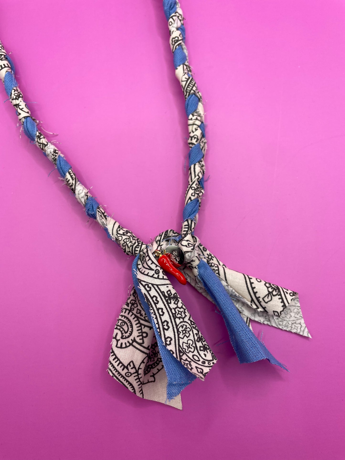 Handgemaakte bandana ketting blauw met wit  met zilveren bedel en rood peper bedel 
