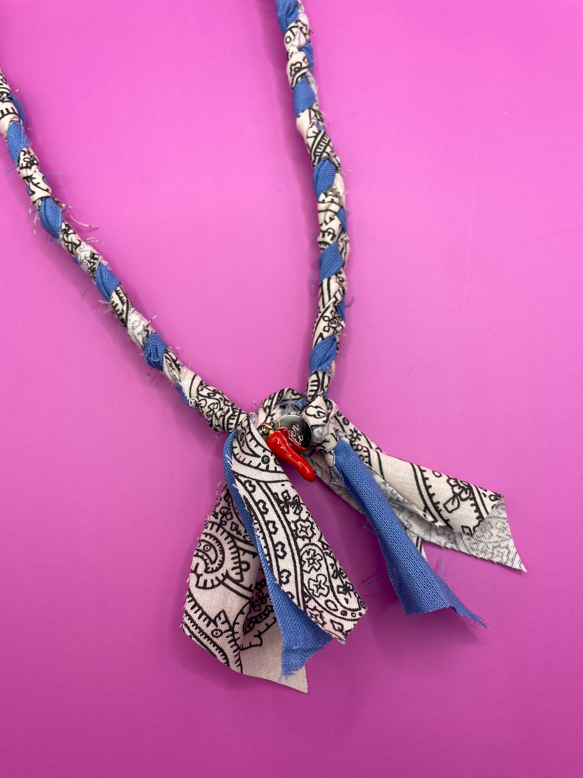 Handgemaakte bandana ketting blauw met wit  met zilveren bedel en rood peper bedel 