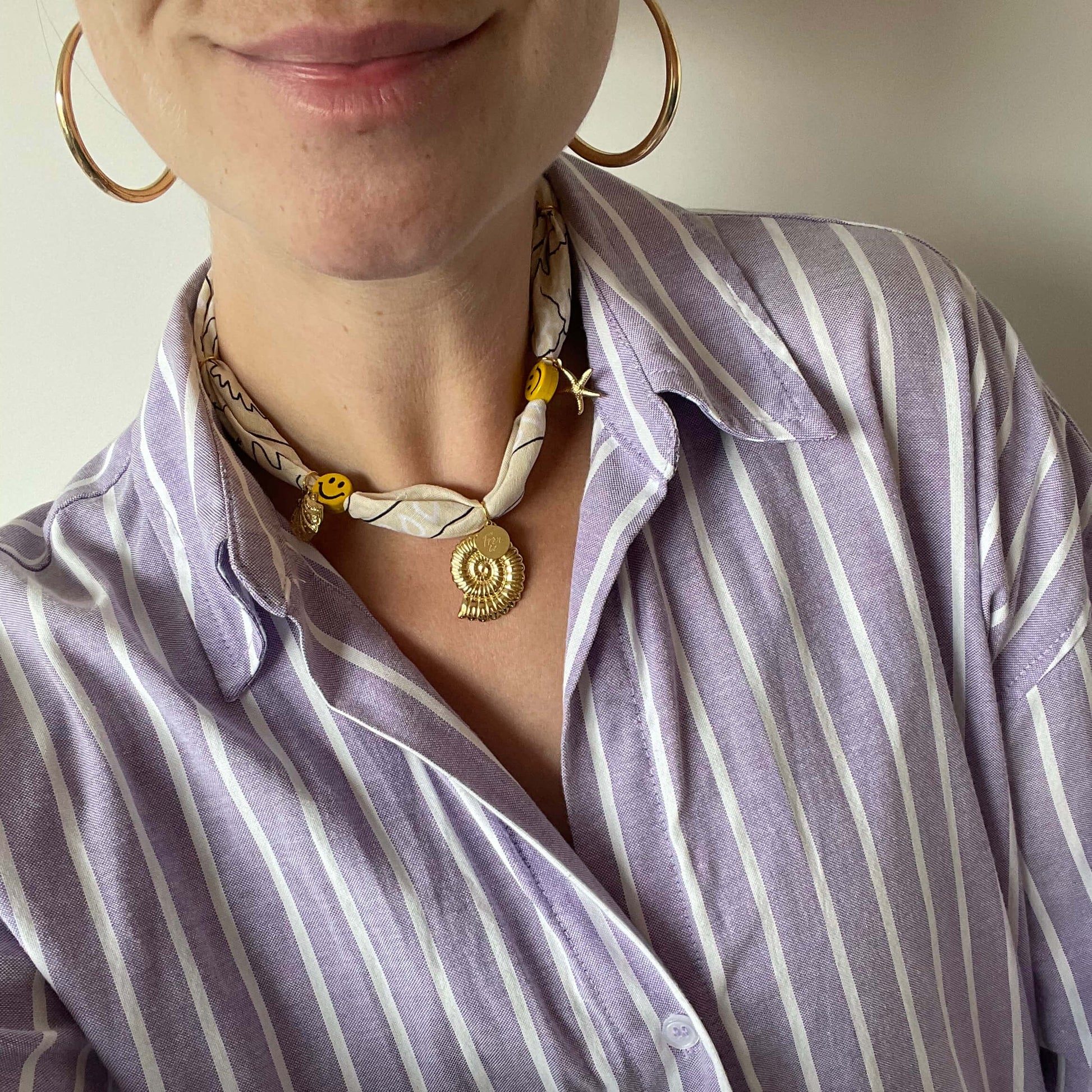 Handgemaakt bandana ketting chocker met smiley bedels en gouden bedels