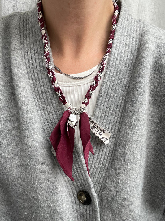 Burgundy donker rood bandana ketting handgemaakt met zilveren bedels