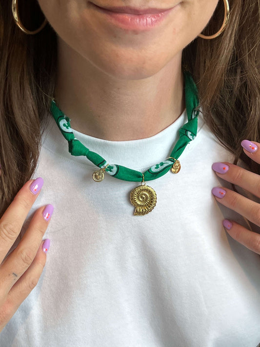 Handgemaakte bandana ketting groen met gouden bedels 