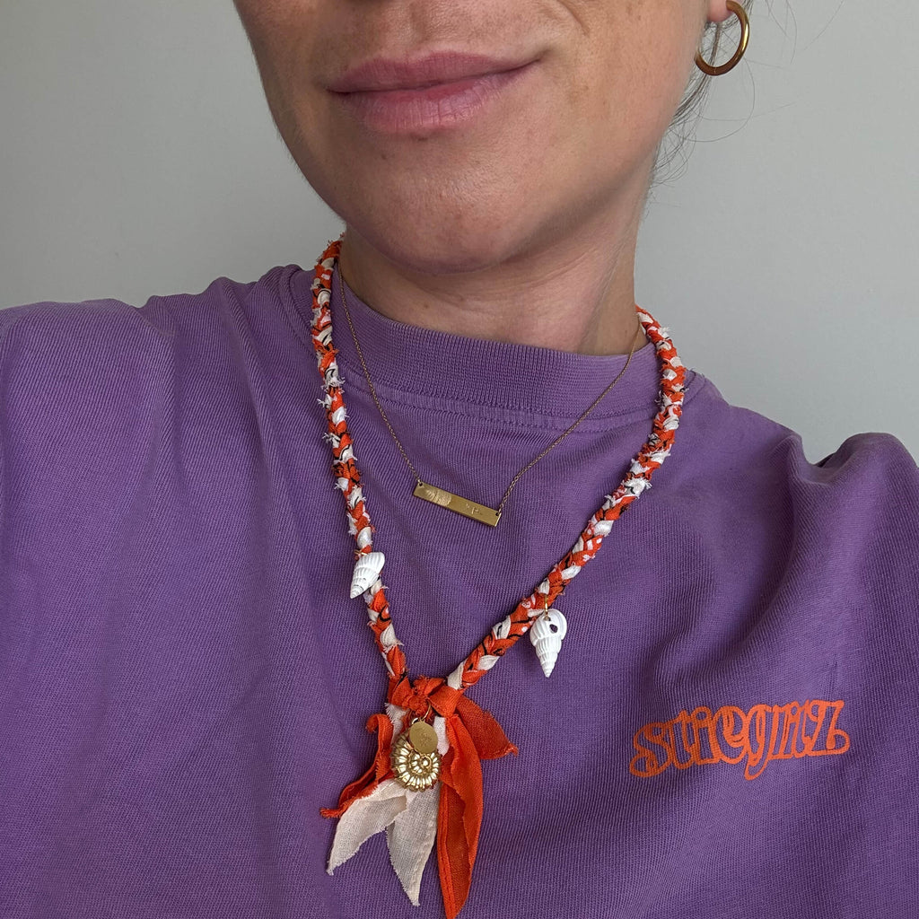 100% katoenen bandana ketting gevlochten oranje en beige met gouden bedels en schelpen.