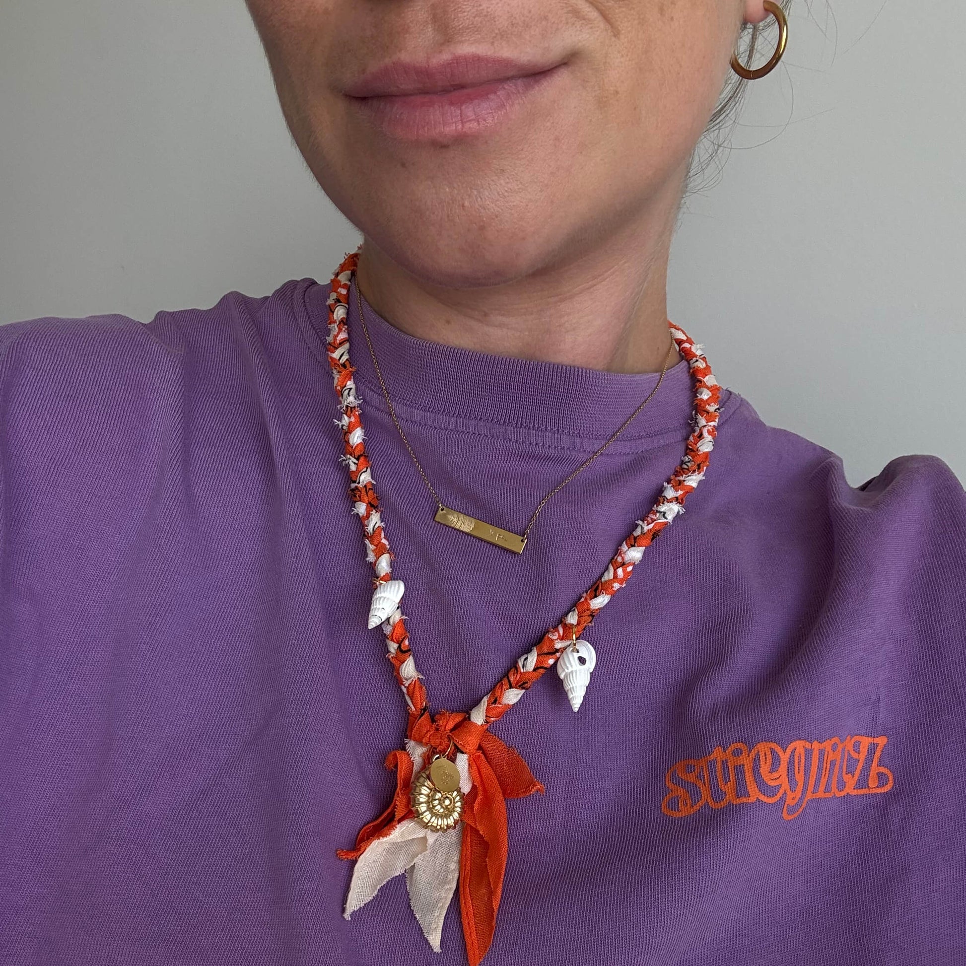 100% katoenen bandana ketting gevlochten oranje en beige met gouden bedels en schelpen.
