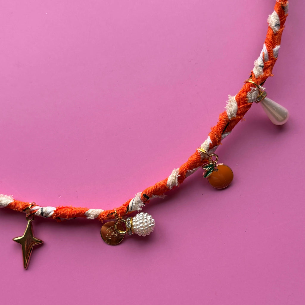 Koningsdag Bandana ketting oranje met parels en gouden bedels