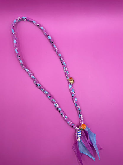 Handgemaakte bandana ketting paars en blauw met gouden bedels, fruit bedels en een visje