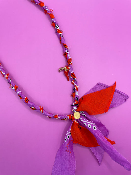 Bandana ketting paars en oranje met gouden bedeltjes
