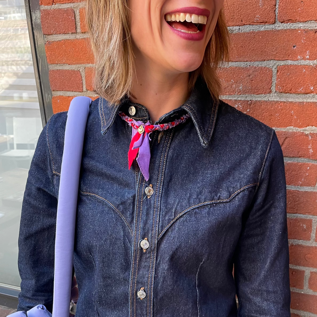 Handgemaakte bandana ketting rood met paars en gouden bedels