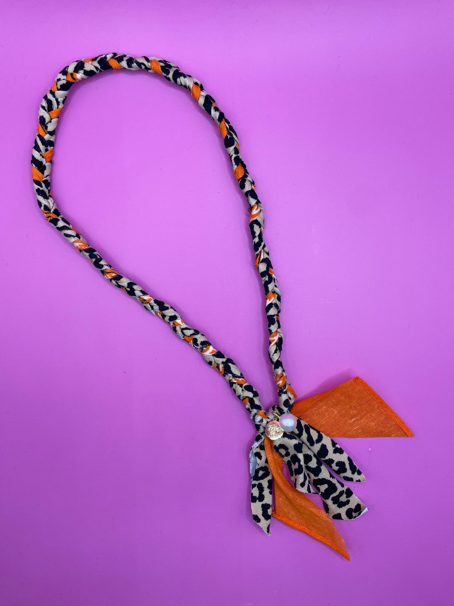 Ketting bandana met panterprint en oranje met parel en bedel