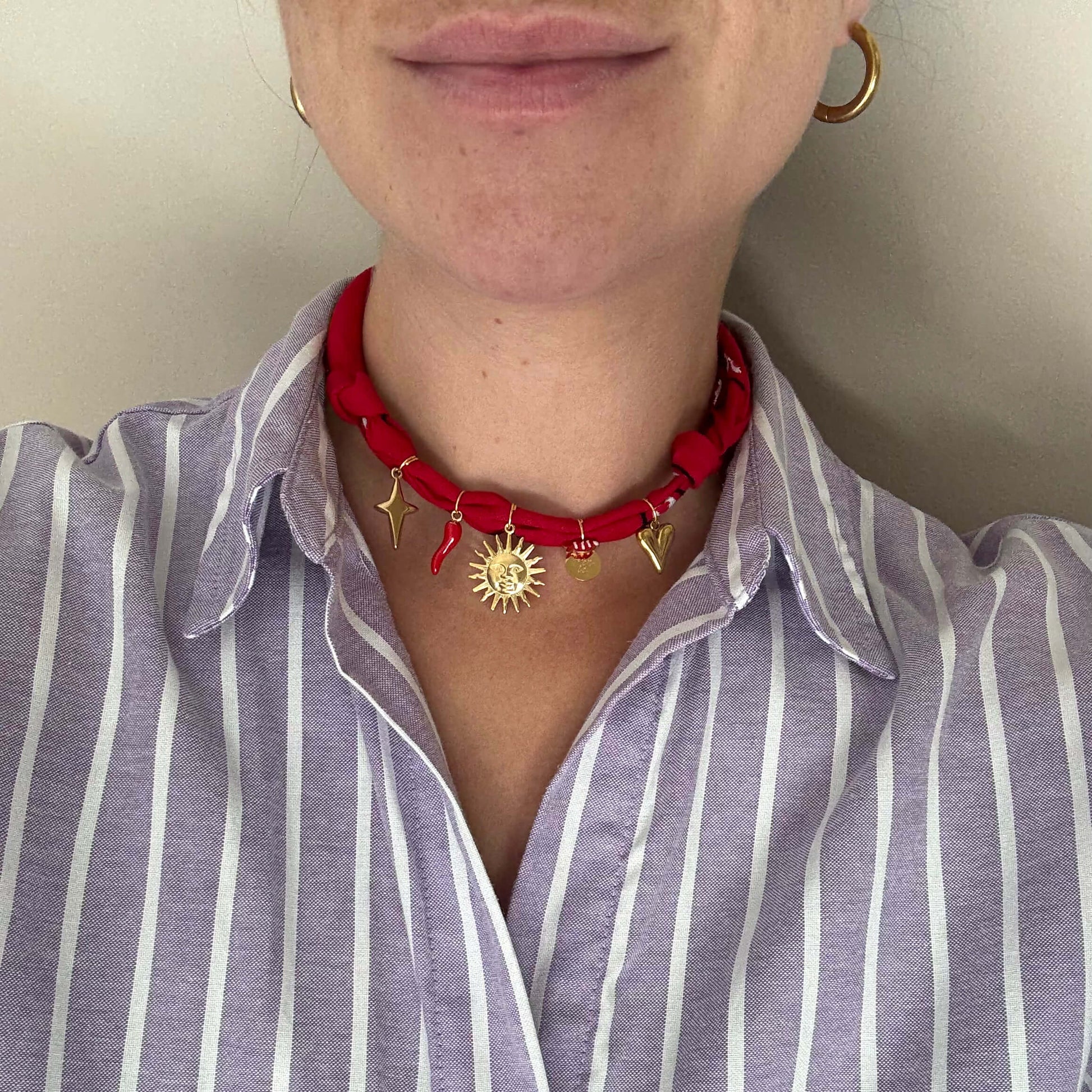 Handgemaakte bandana ketting met bedels – bohemian statement accessoire