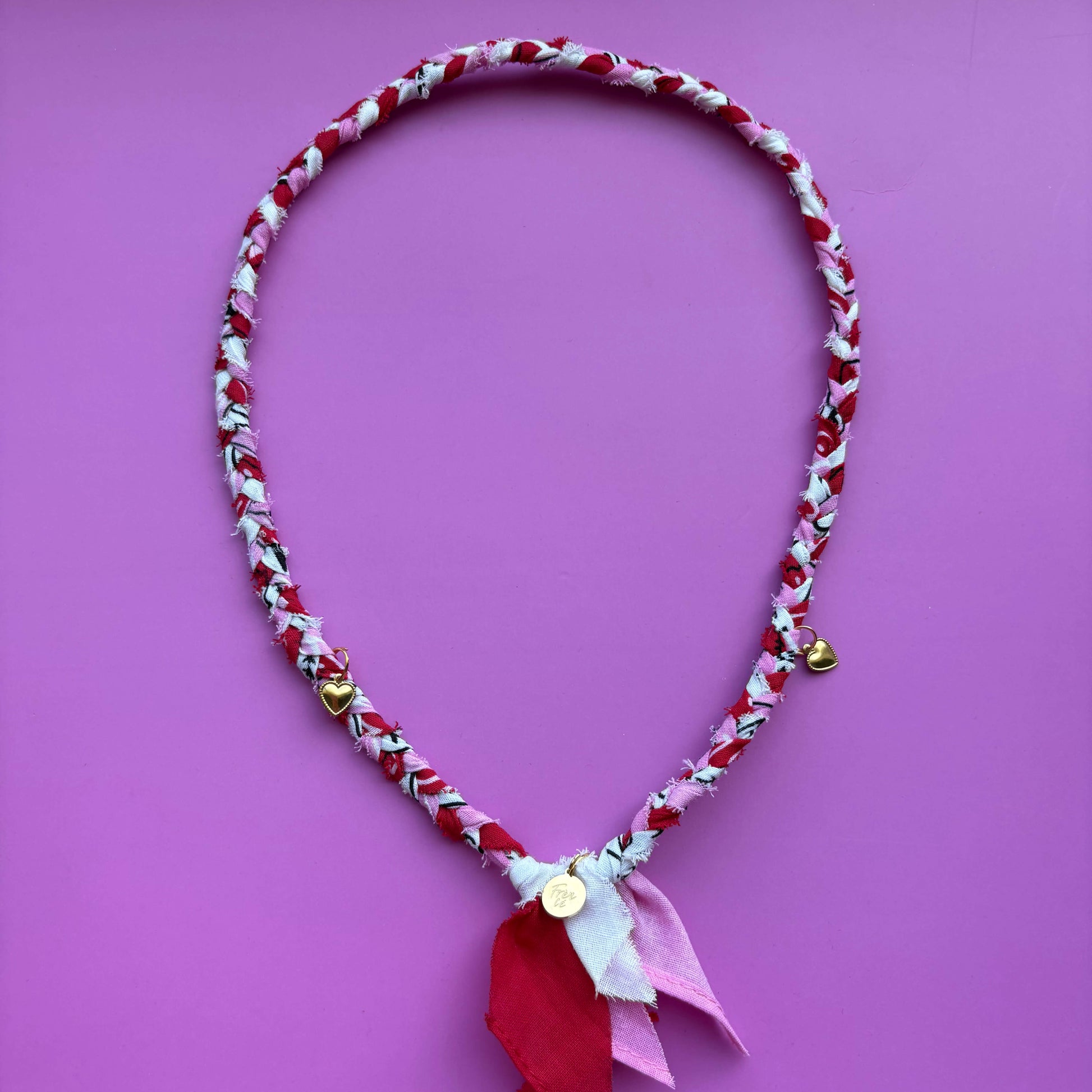 handgemaakte bandana ketting rood roze en wit van 100% katoen met gouden hartjes bedels 