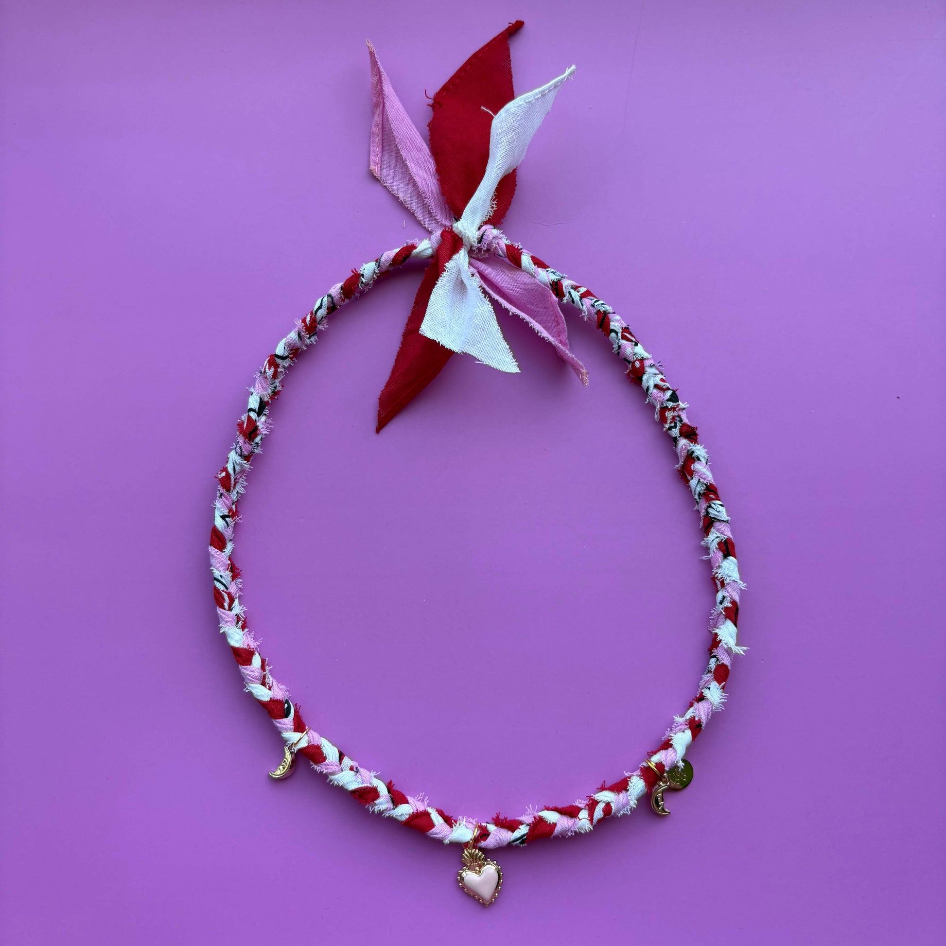 Handgemaakte gevlochten bandana ketting rood roze en wit met gouden bedels