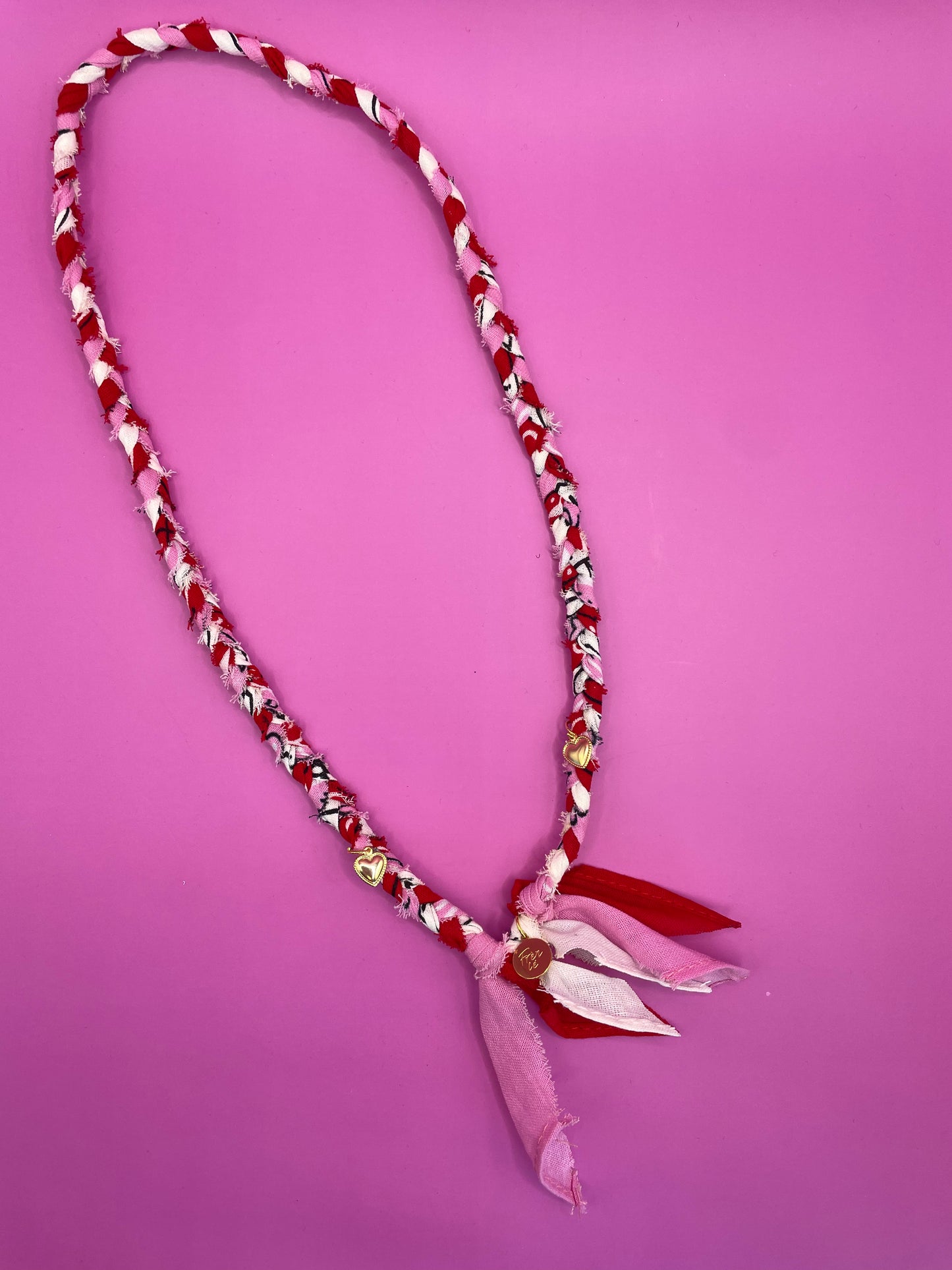 Bandana ketting met gouden bedels in de kleur roze rood en wit van fren ce