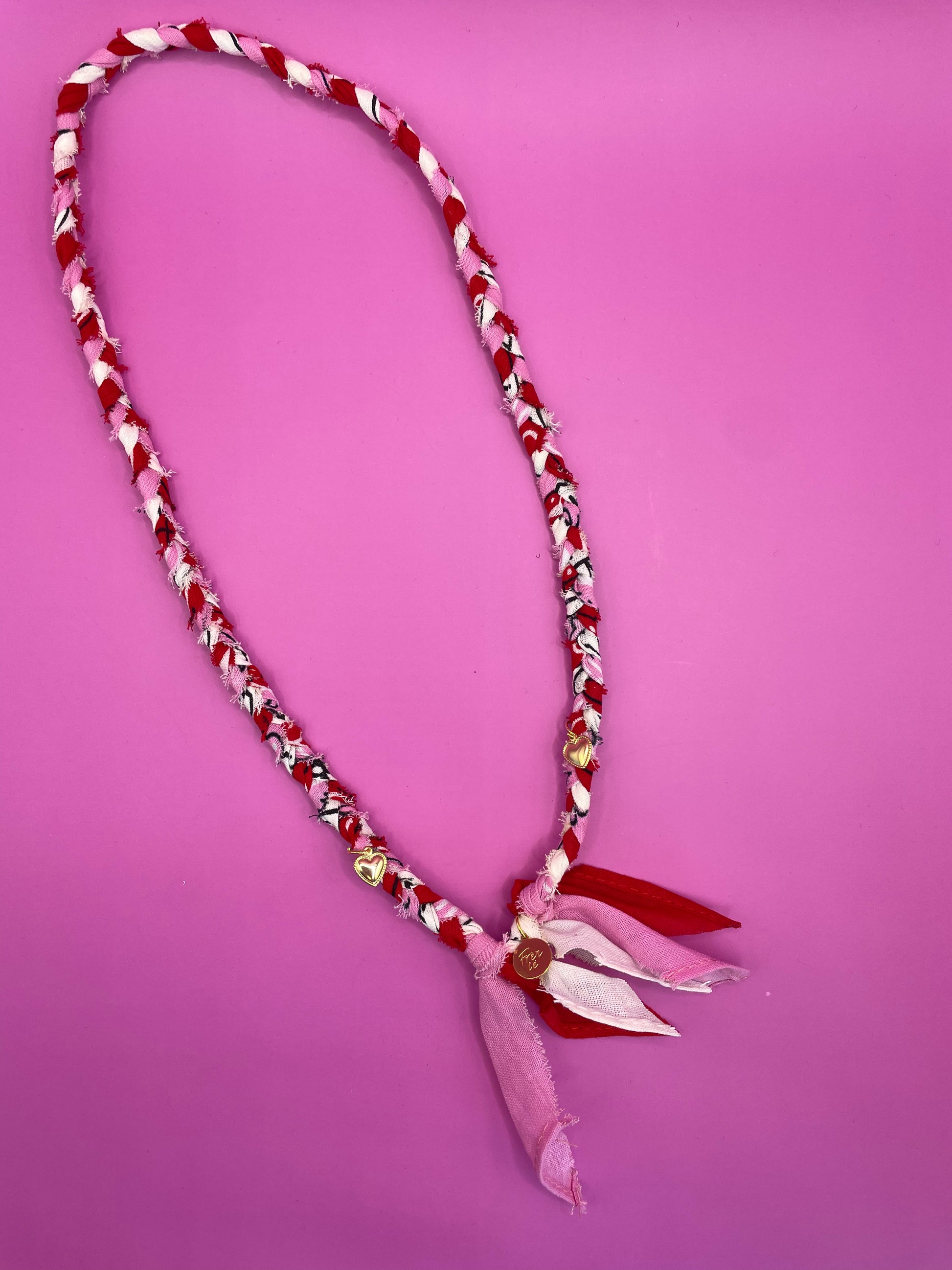 Bandana ketting met gouden bedels in de kleur roze rood en wit van fren ce