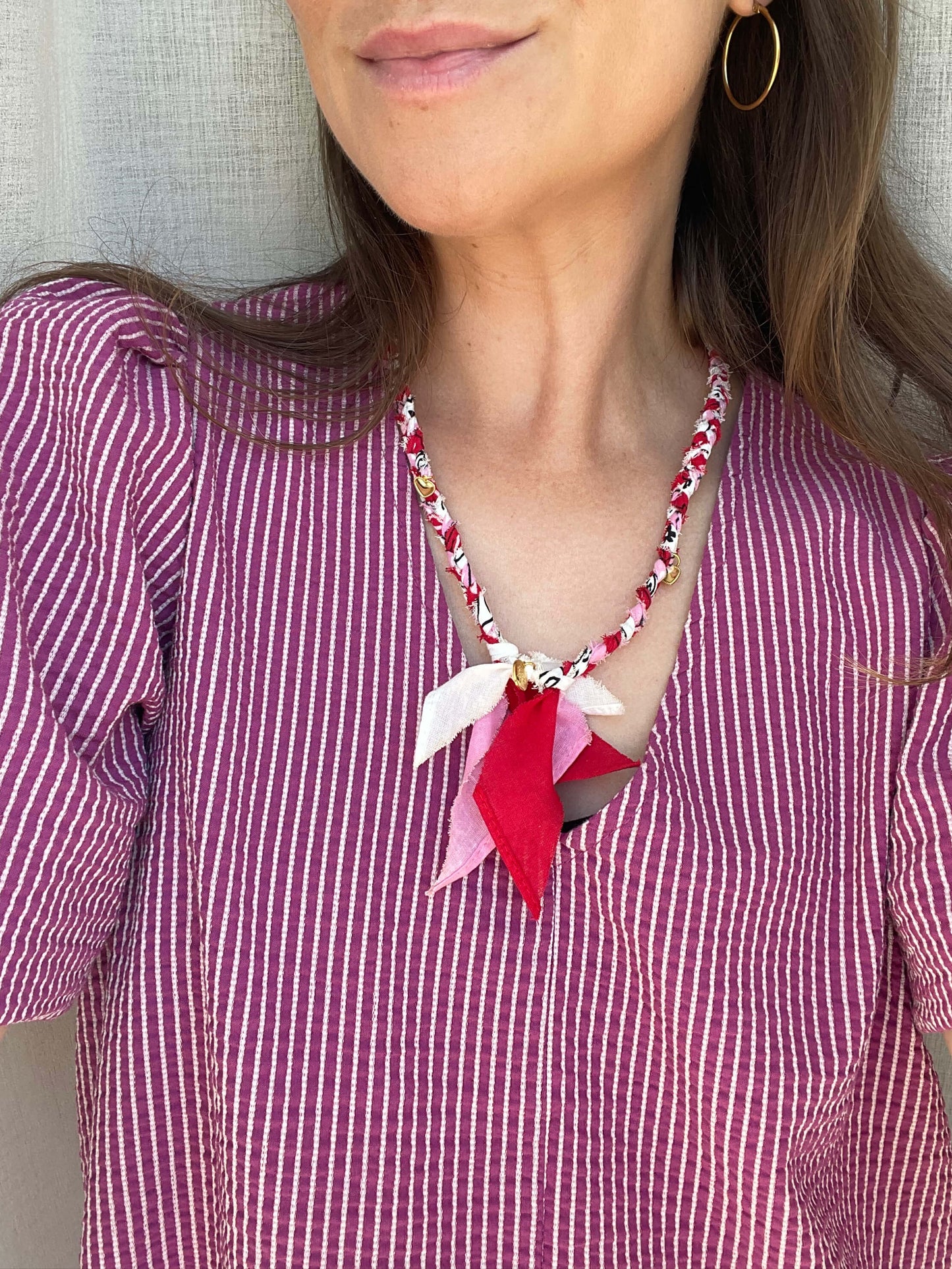 Handgemaakte bandana ketting in het roze, rood en wit met gouden bedels, ideaal om jouw outfit af te maken deze zomer