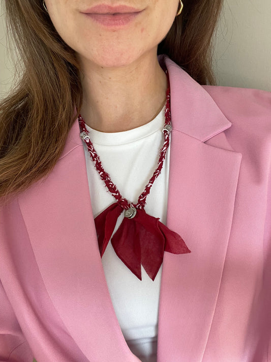 Dieprood of bordeaux handgemaakte bandana ketting met zilveren bedels 