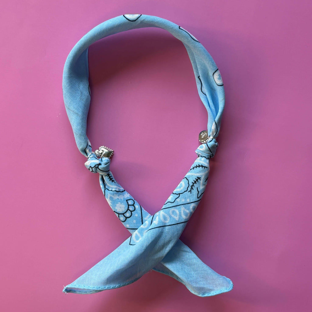 Dun bandana sjaaltje in het blauw met zilveren bedels.