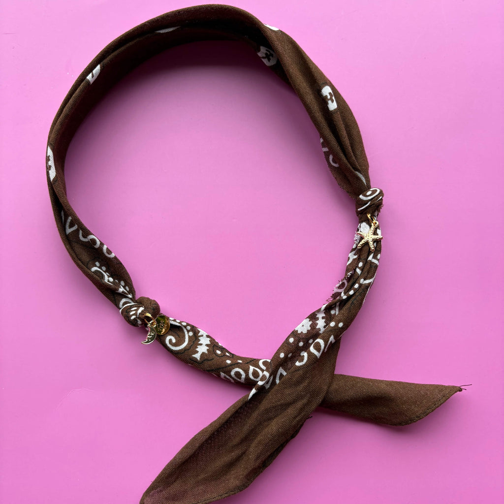 Chocolade bruin bandana sjaaltje met gouden bedels