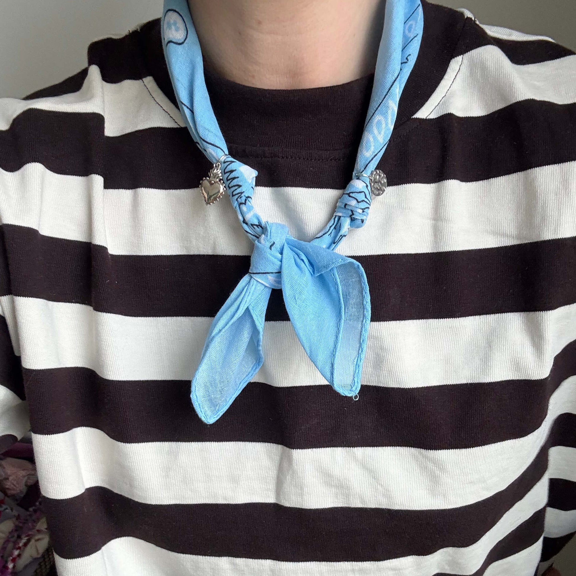 Bandana sjaaltje lichtblauw met zilveren bedels.