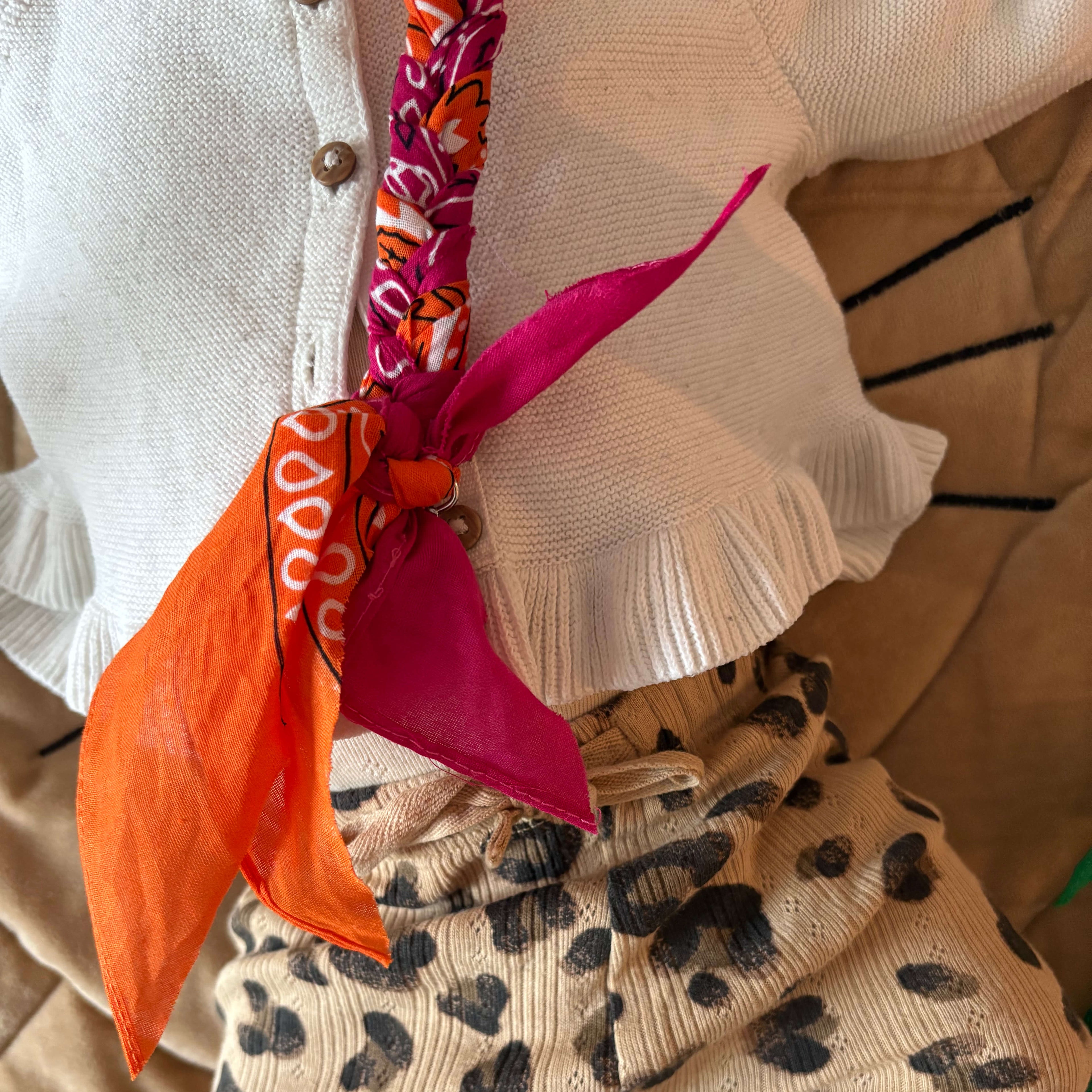 Bandana speenkoord baby accessoire handgemaakt roze en oranje met houten bevestigingsclip
