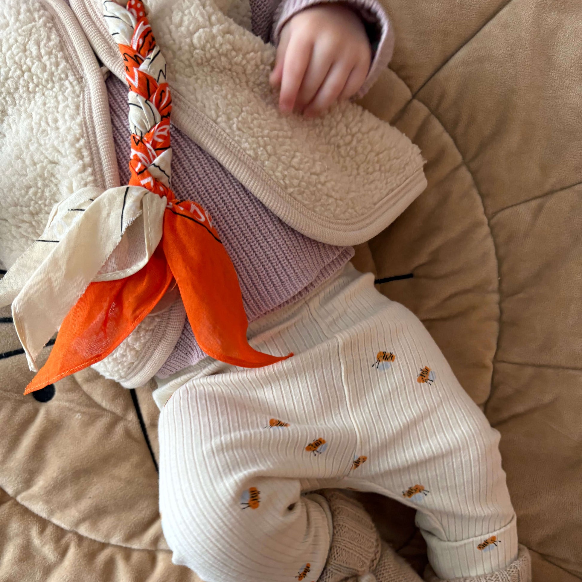 Speenkoord bandana oranje en beige baby accessoire met houten bevestigingsclip