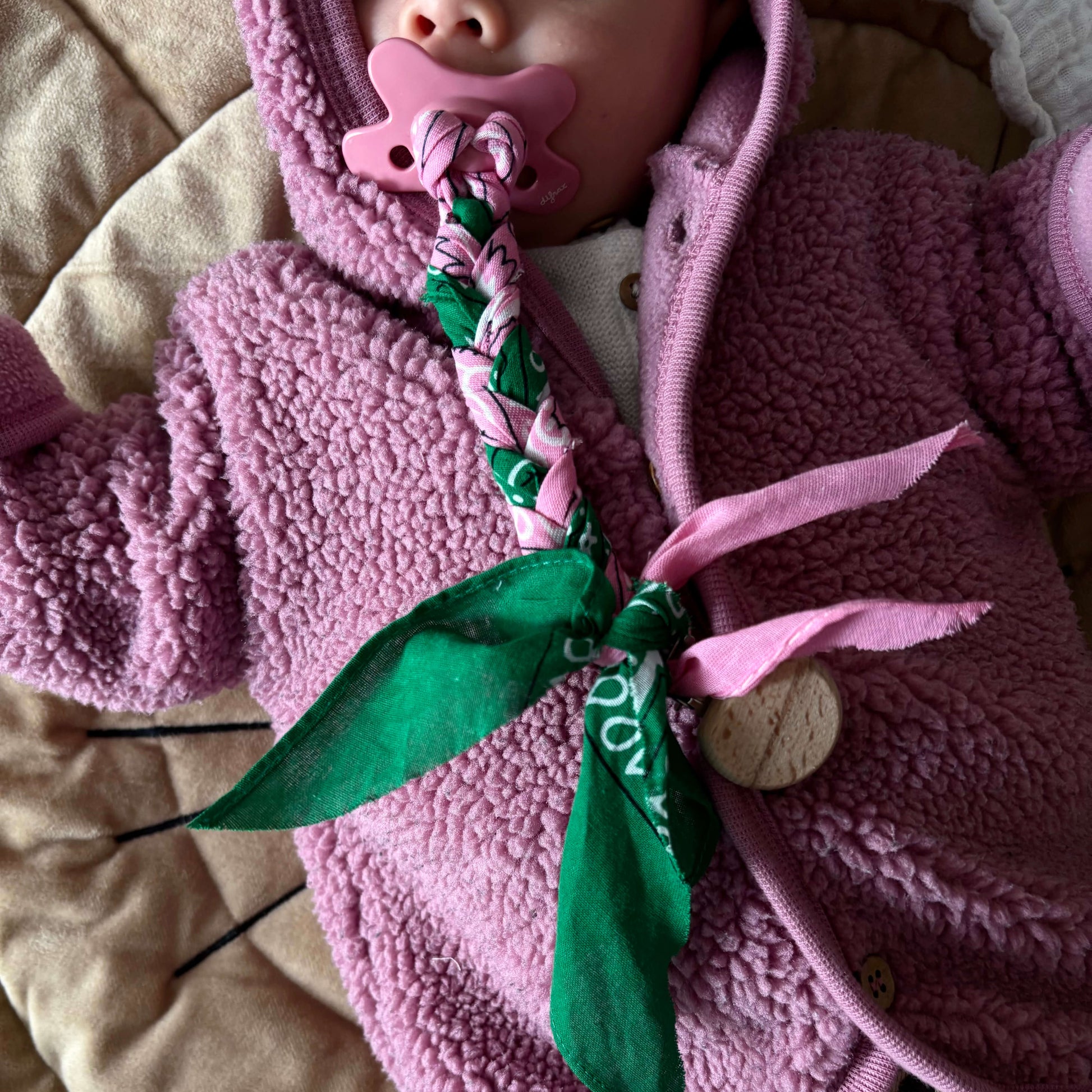 Handgemaakt bandana speenkoord baby accessoires roze & groen met houten bevestigingclip