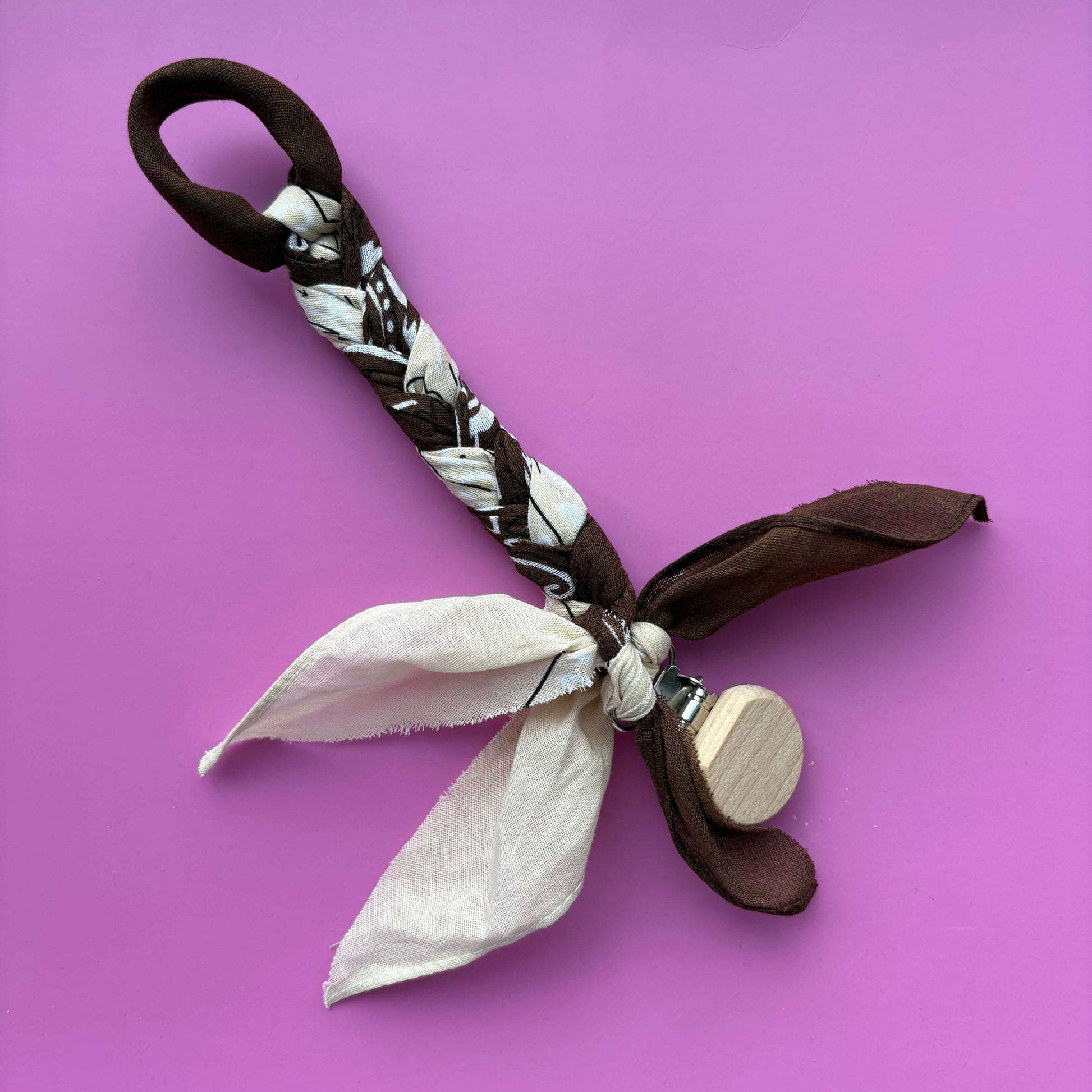 productfoto speenkoord baby bandana stof 100% katoen met houten bevestigingsclip
