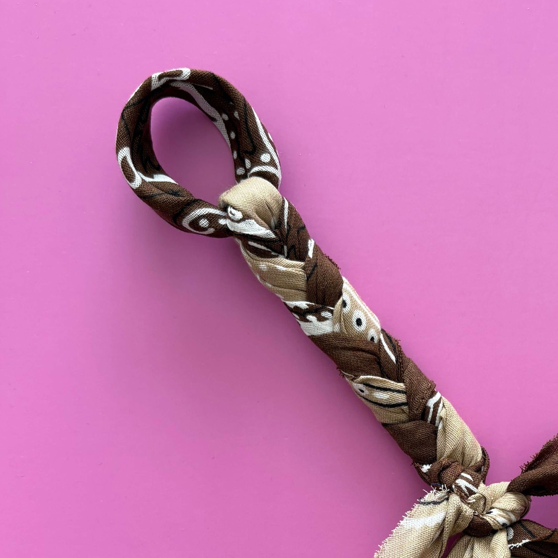 Beige en bruin bandana speenkoord van 100% katoen met houten bevestigingsclip 